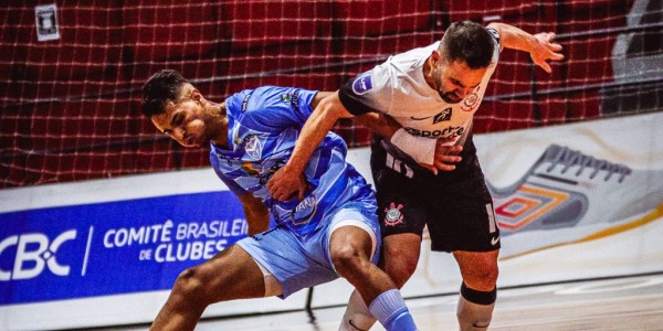 Vélez luta até o fim, mas é derrotado pelo Corinthians em duelo equilibrado pela LNF