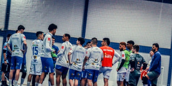 Elenco do Vélez pronto para duelo decisivo contra o Nadas Branco