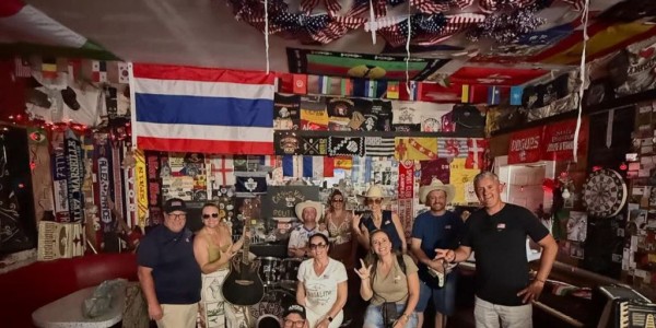 Amigos levam camisa do Vélez Camaquã para a Rota 66 e deixam marca no Bagdad Café