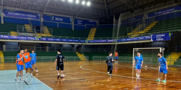Vélez chega a Betim, faz reconhecimento do ginásio e encerra preparação para duelo contra o Cruzeiro