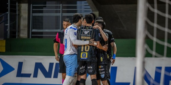 Vélez vence o Cruzeiro fora de casa e sobe na tabela da Liga Nacional