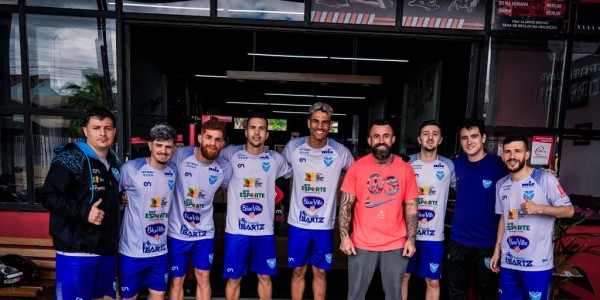 Vélez realiza treino físico com foco de força e resistência.