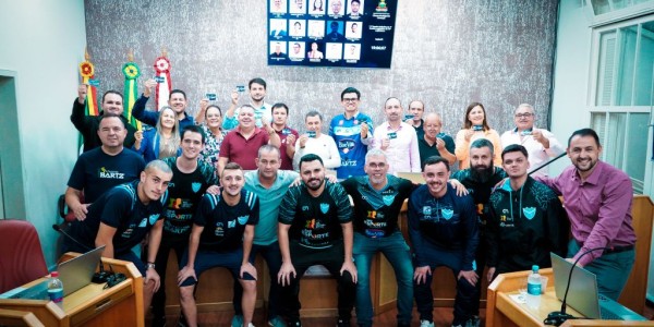 Vélez realiza visita à Câmara de Vereadores de Camaquã e entrega carteiras de sócios.
