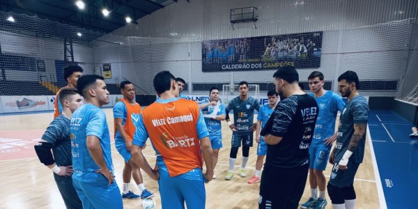 Vélez chega em Cascavel, faz reconhecimento e treino em ginásio do confronto!
