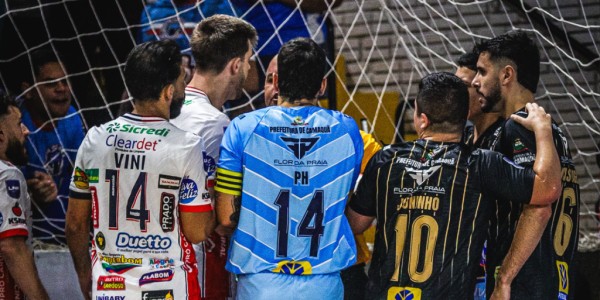Atletas do Vélez viram alvo de torcida durante o jogo e arbitragem omissa em noite de horror no Paraná