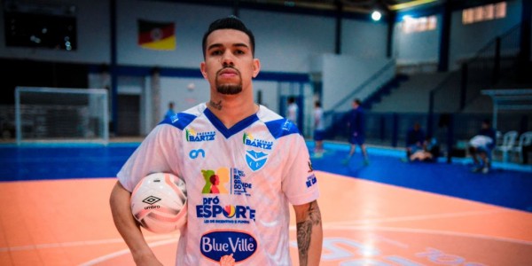 Vélez apresenta novo reforço e retoma treinos focando na partida contra o Blumenau.