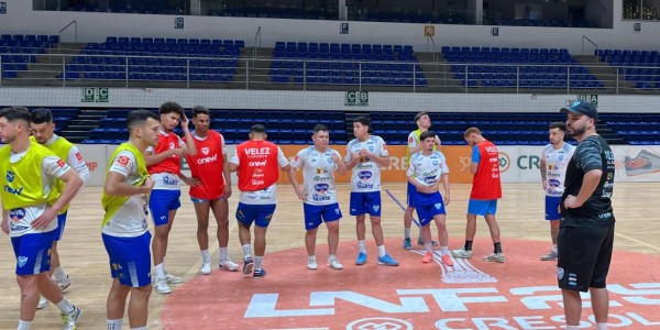 Vélez já está em Belo Horizonte e realiza últimos ajustes antes do duelo contra o Minas